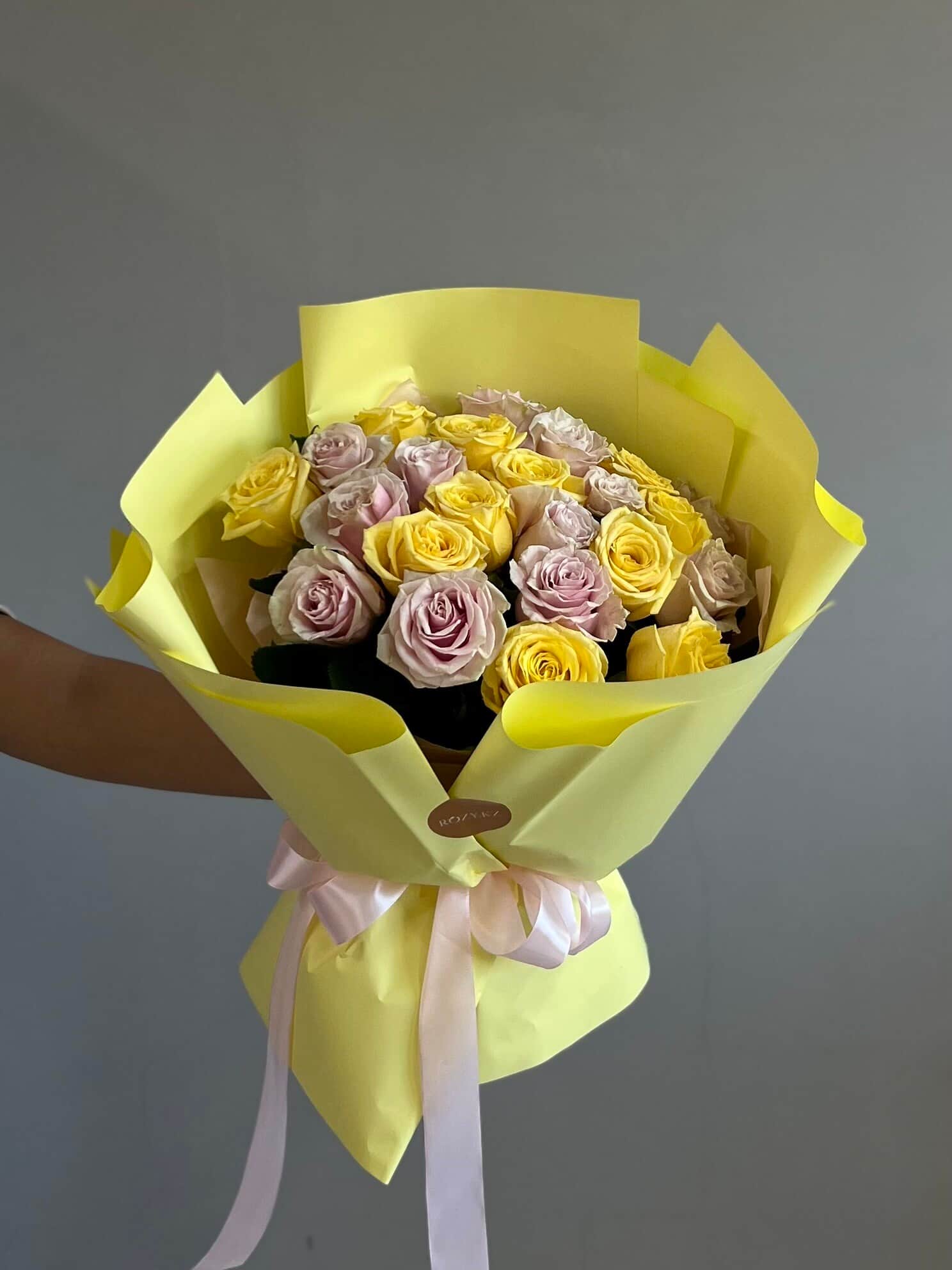 Mix 25 light pink/yellow roses