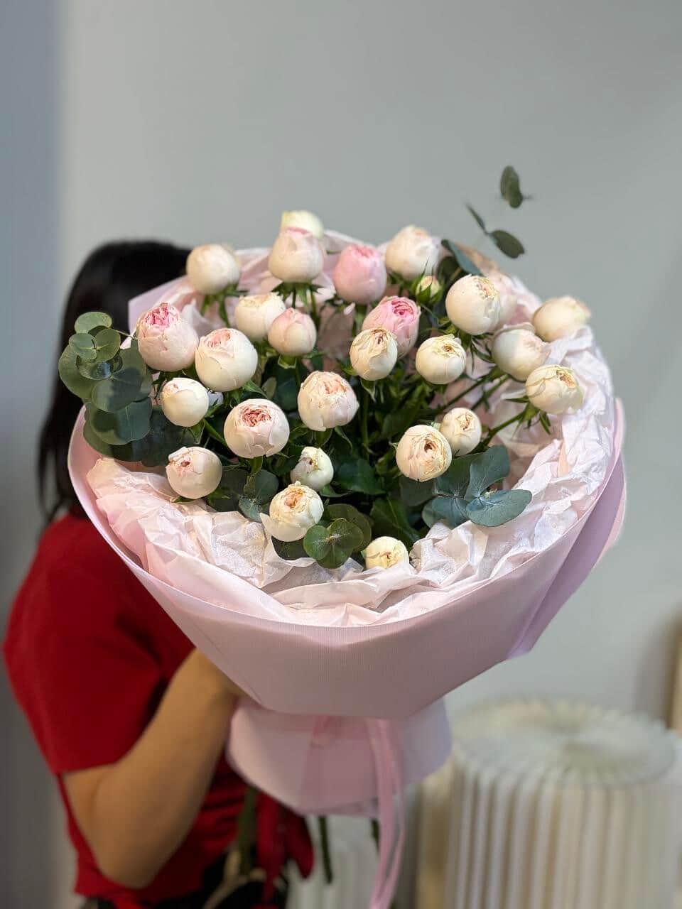 Bouquet of 5 spray roses with eucalyptus