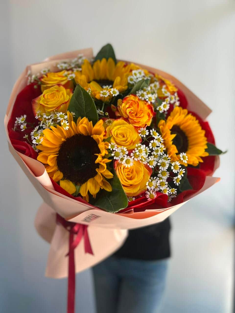 Bouquet of daisies and sunflowers