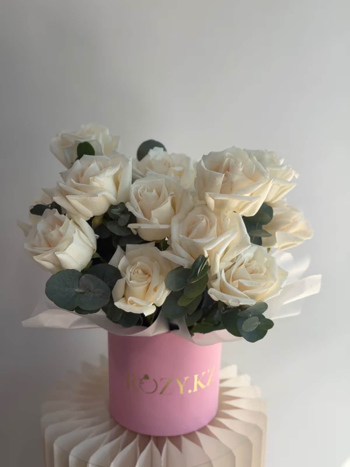 «Светлый гармонист» — Rose white, Eucalyptus cinerea