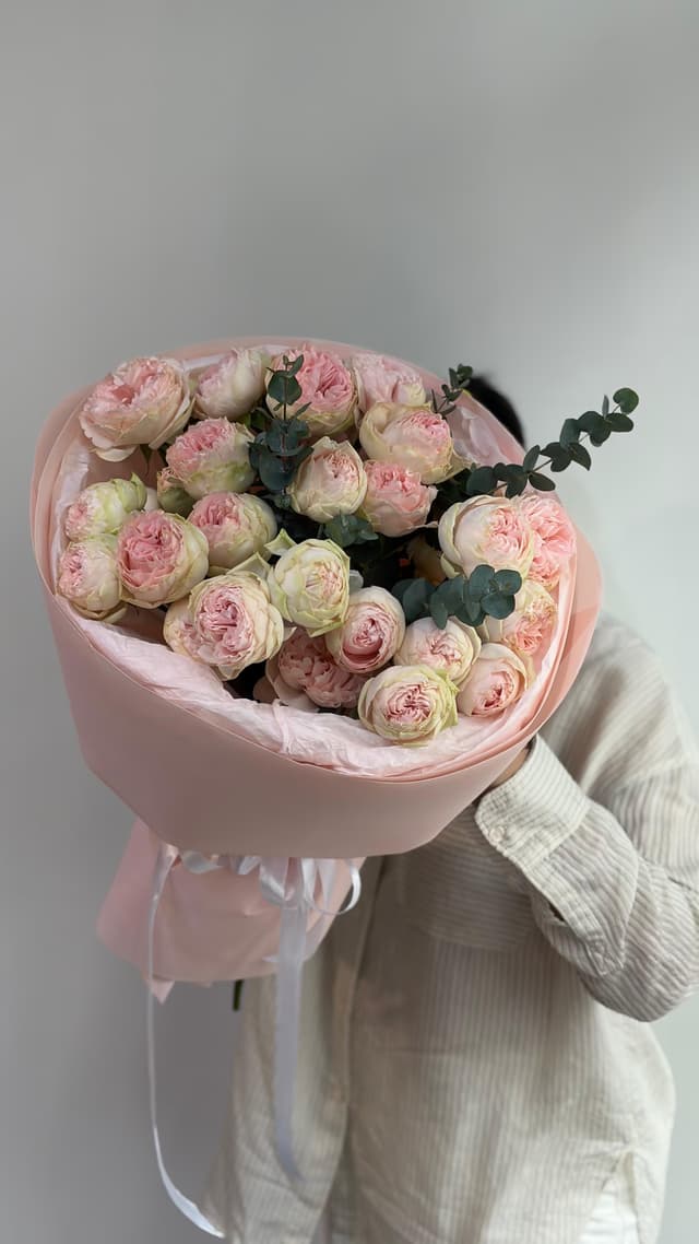 Bouquet of 7 spray roses — Eucalyptus cinerea XL