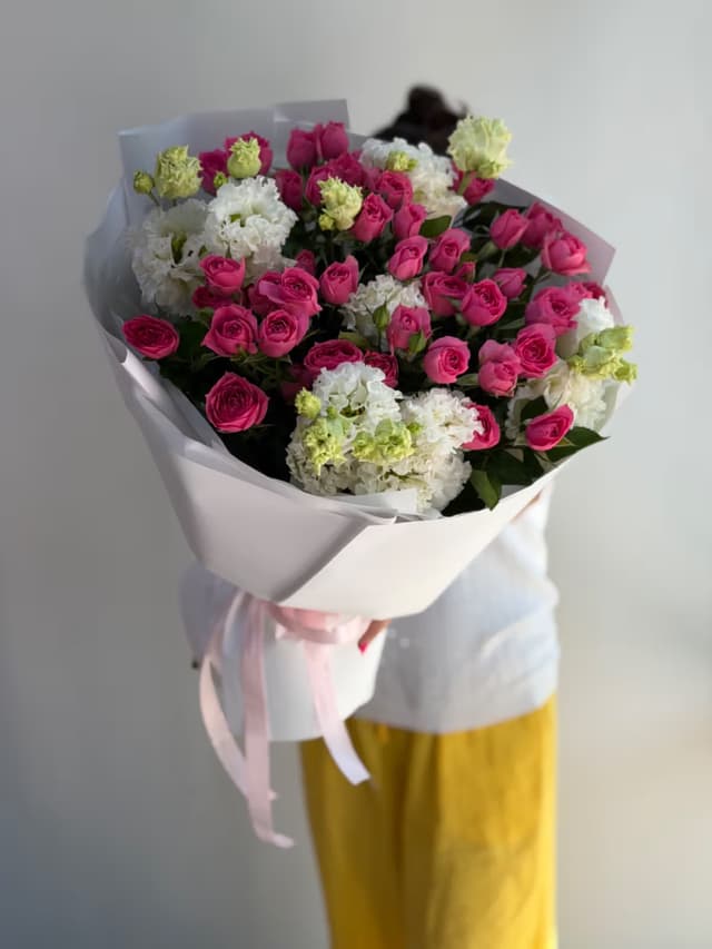 «Нежный поцелуй» — Eustoma, Spray rose Sophie