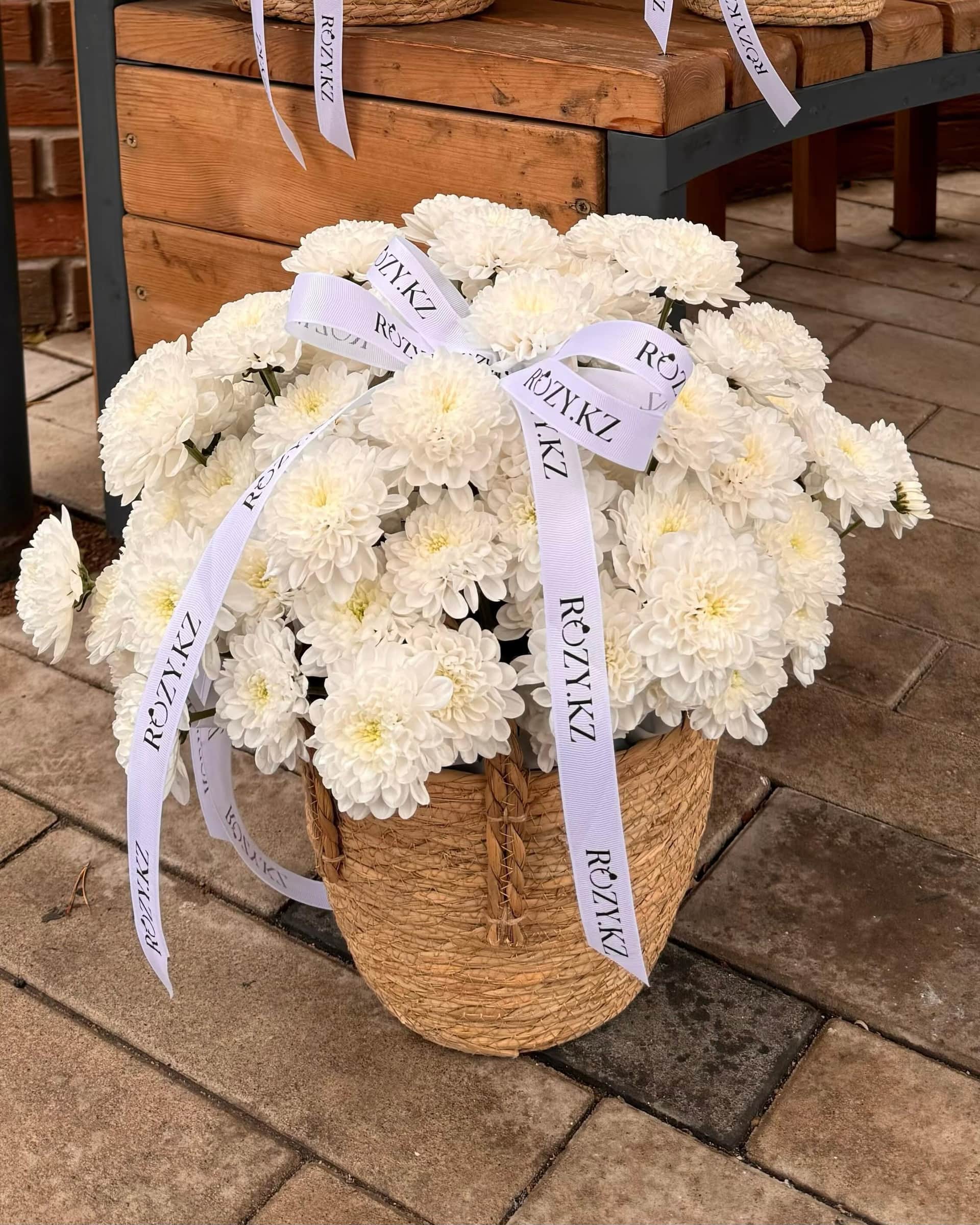 Basket rattan with 13 chrysanthemums size L