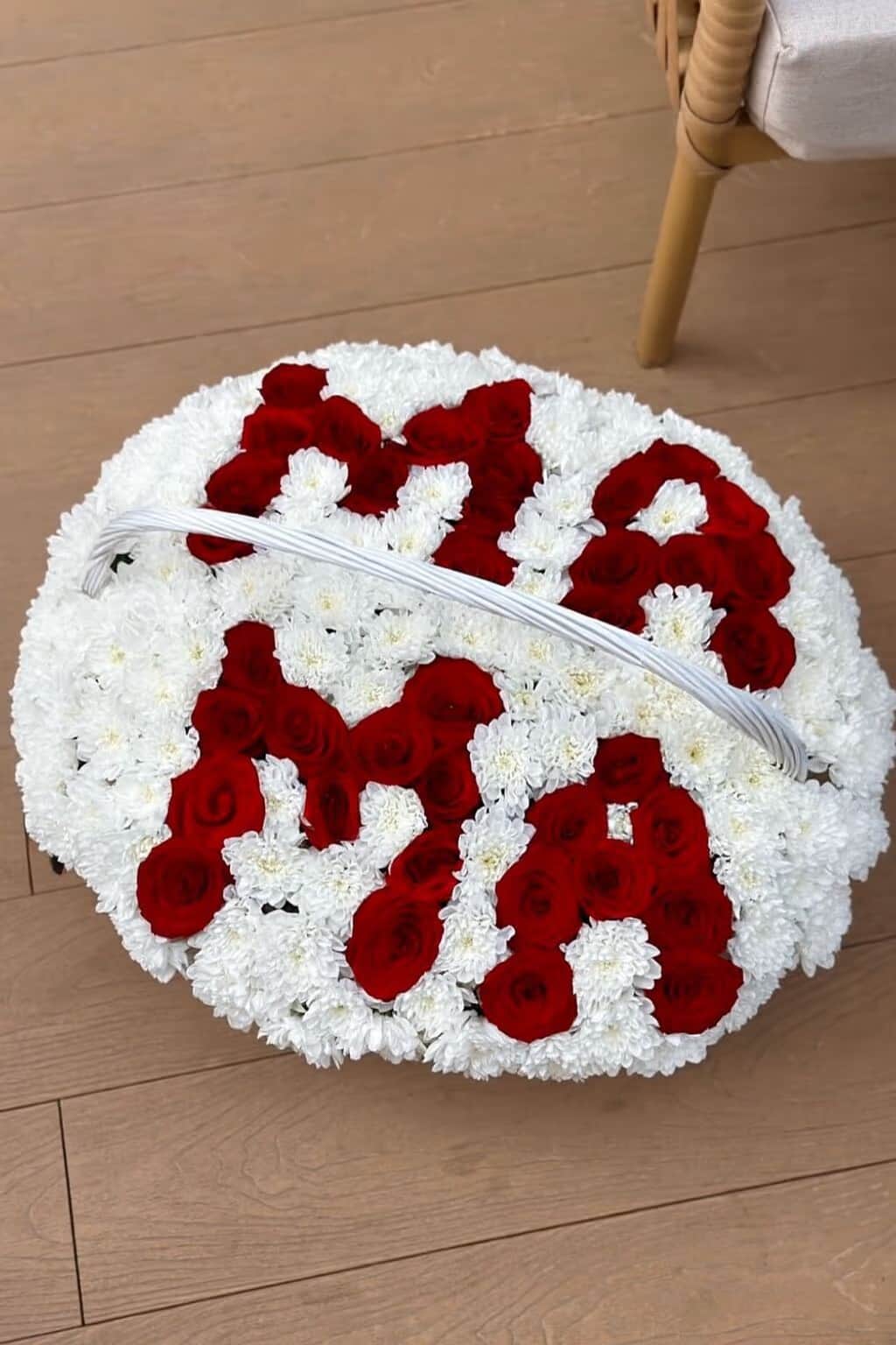 Корзина “МАМА” — Хризантема кустовая, Роза красная