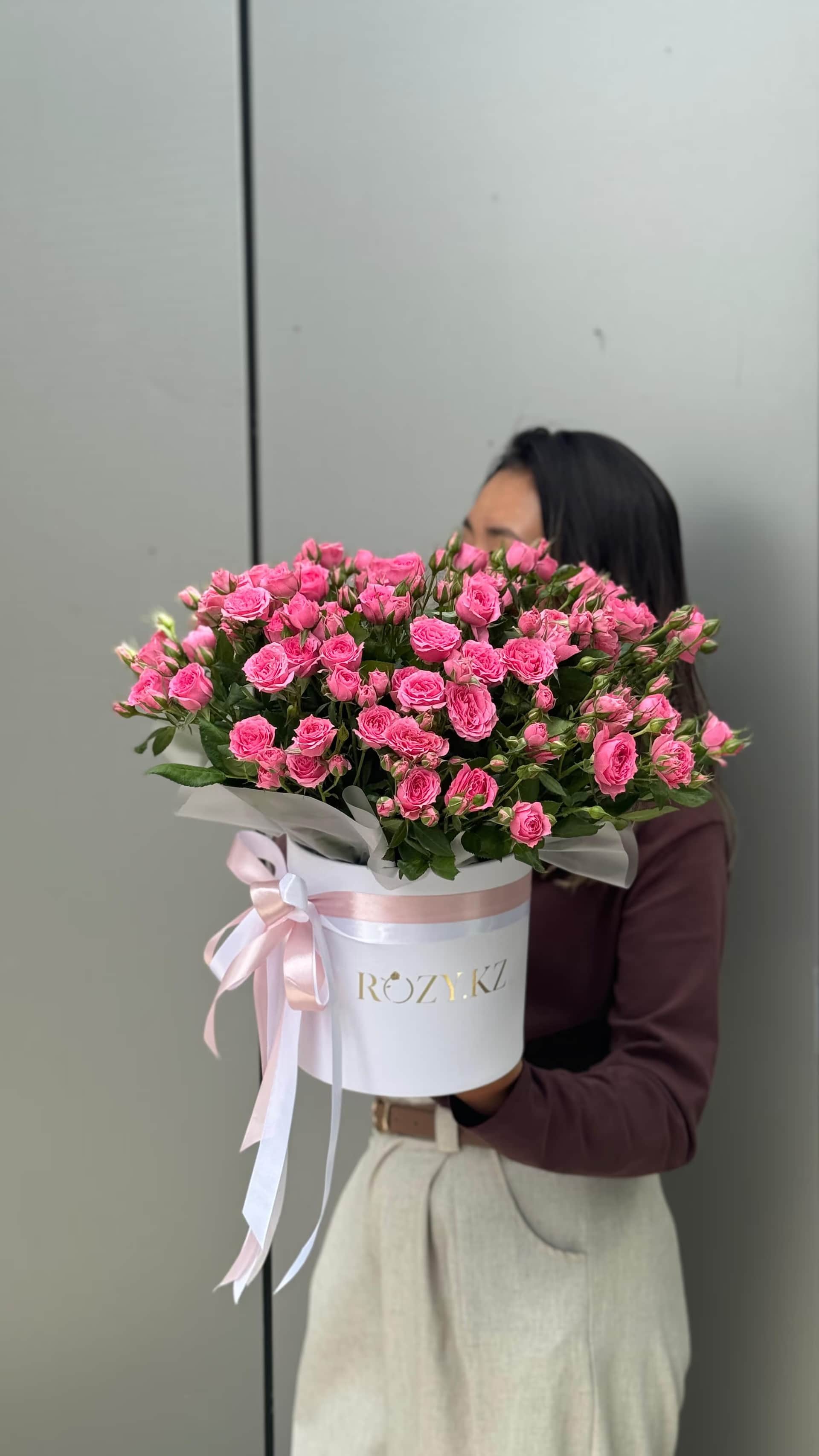 Гүл композициясы «София» M BTS — Бұта раушан Sophie, Қорап ROZY.KZ өлшемі M
