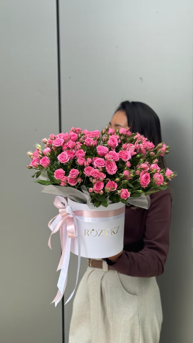 Композиция «София» M BTS — Роза кустовая Sophie, Коробка ROZY.KZ размер М