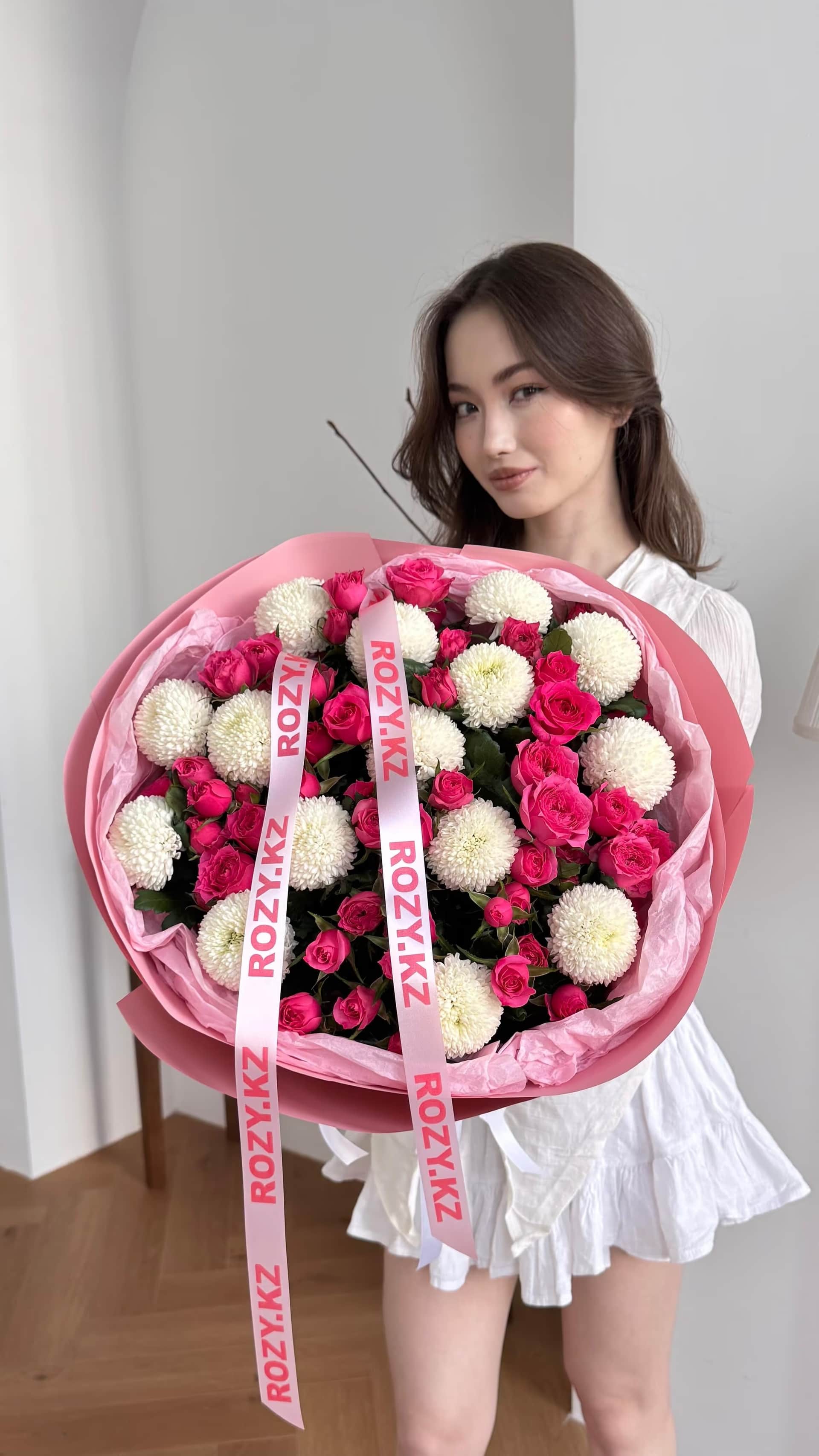Дуо букет из розы кустовой и момоко М — Роза кустовая Sophie, Хризантема Момоко