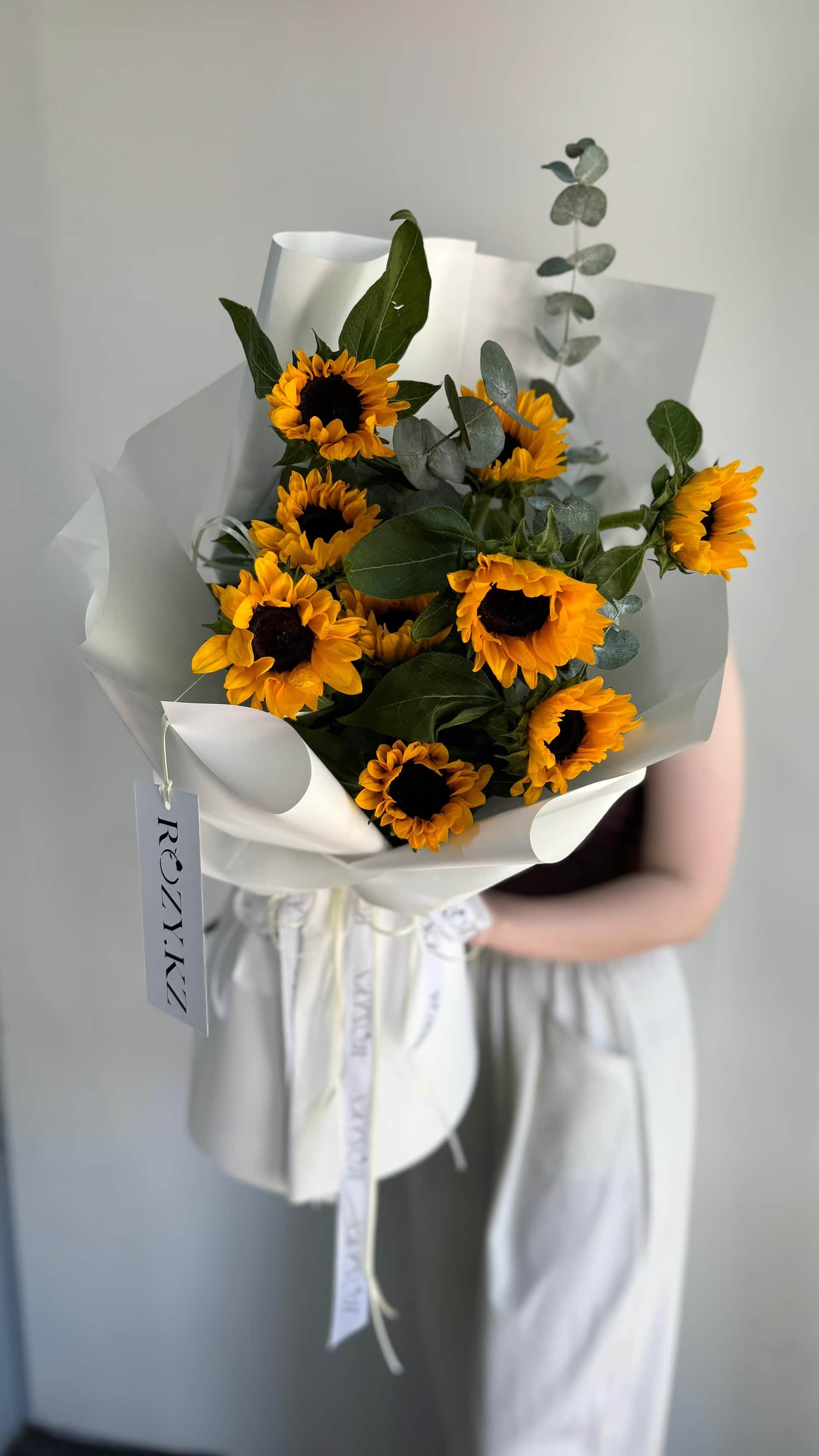 Bouquet SUNNY of 9 sunflowers — Eucalyptus cinerea XL, Helianthus Jua Inca