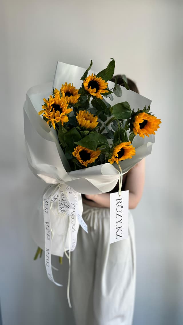 Bouquet SUNNY of 7 sunflowers — Eucalyptus cinerea XL, Helianthus Jua Inca