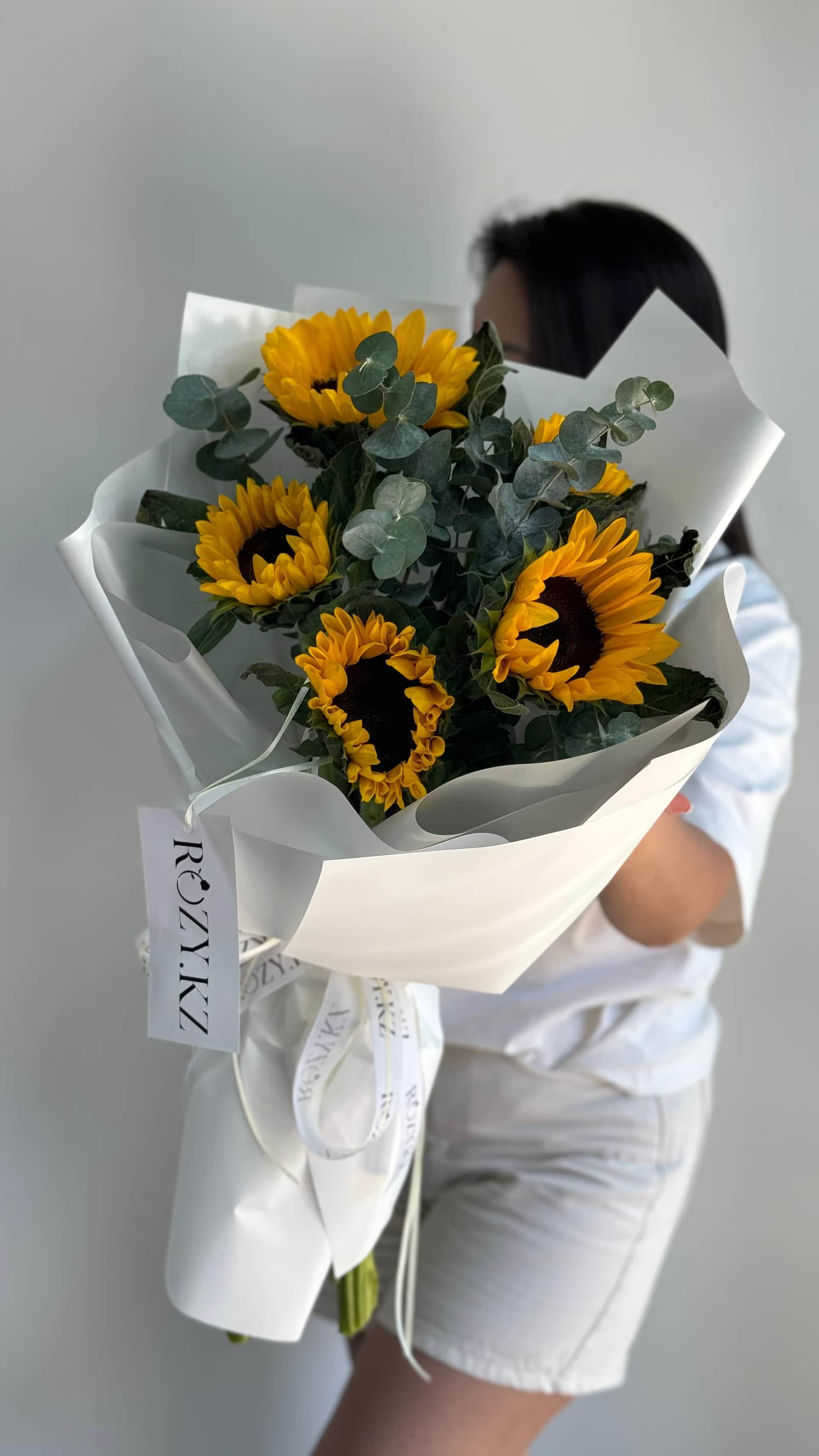 Bouquet SUNNY of 5 sunflowers — Eucalyptus cinerea XL, Helianthus Jua Inca