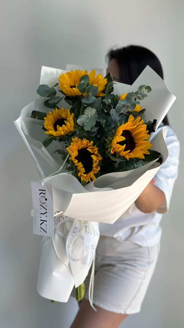 Bouquet SUNNY of 5 sunflowers — Eucalyptus cinerea XL, Helianthus Jua Inca