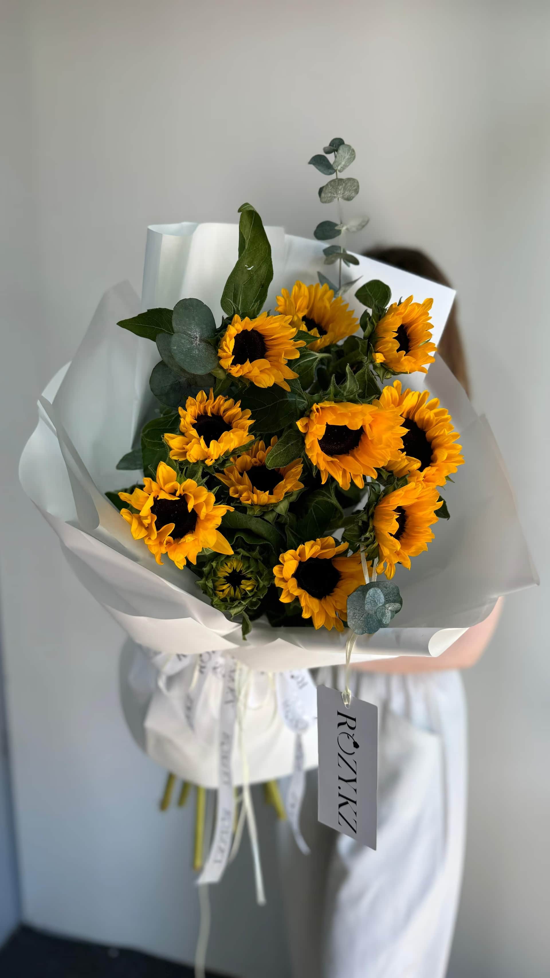 Bouquet SUNNY of 11 sunflowers — Eucalyptus cinerea XL, Helianthus Jua Inca