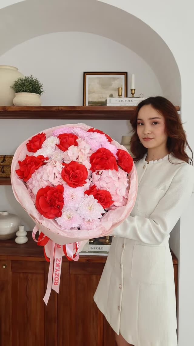 Bouquet with bright roses VELVET PASSION M — Hydrangea, Chrysanthemum spray