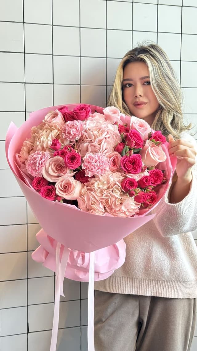 Bouquet at First Sight — Spray rose Sophie, Carnation