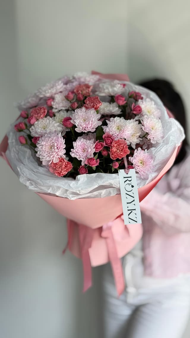 Букет “Rose” в размере M — Диантус, Роза кустовая Sophie