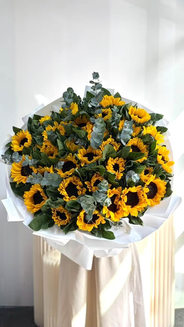 Wow bouquet of 33 sunflowers with eucalyptus — Helianthus Jua Inca