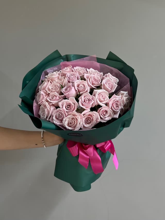 25 light pink roses