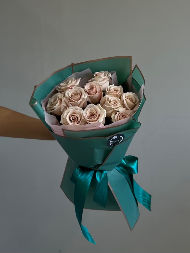 11 beige roses