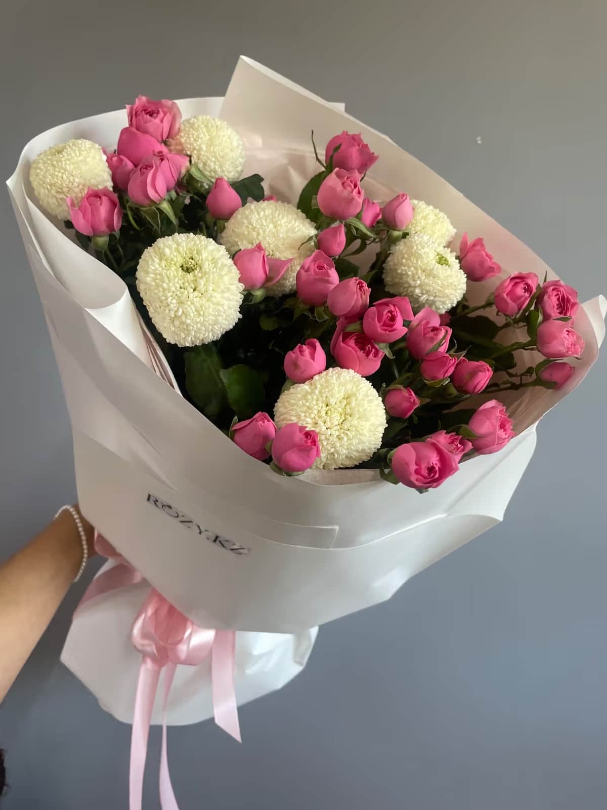 «Солнечный привет» — Spray rose Sophie, Chrysanthemum Momoko