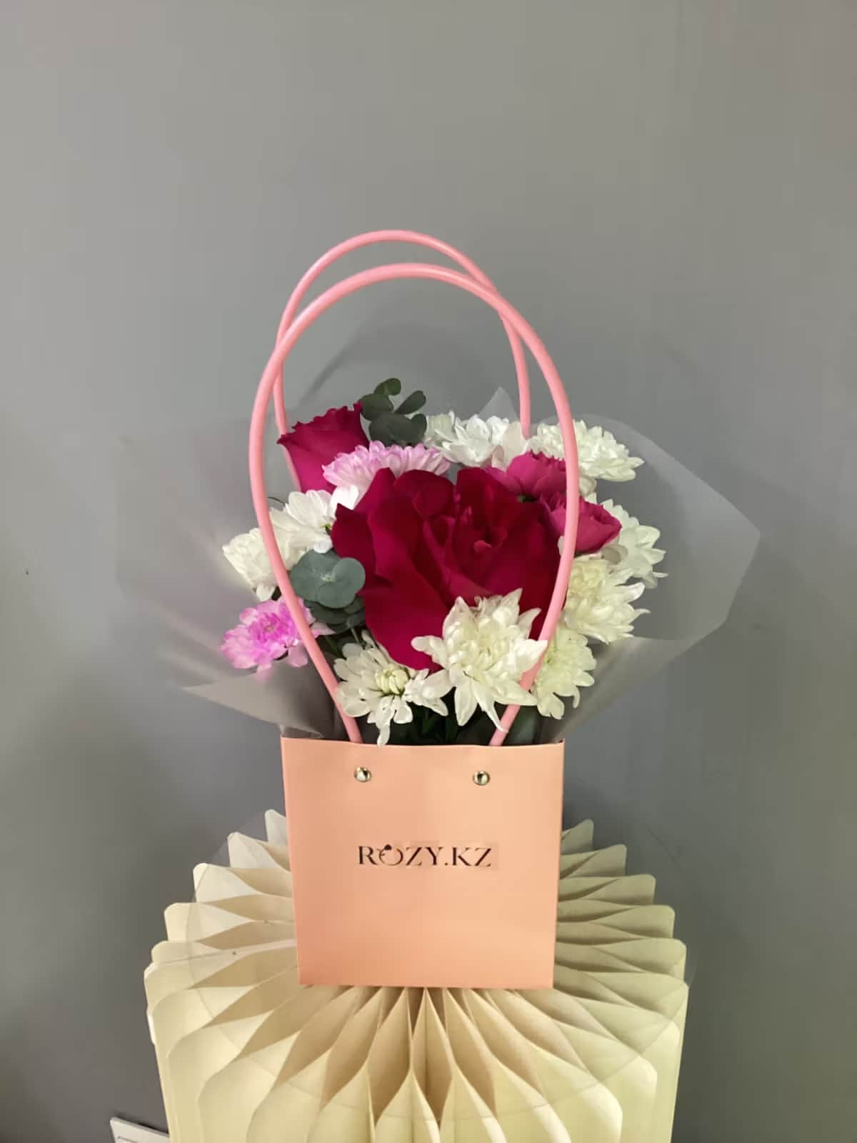 «Яркая симфония» — Rose bright pink, Chrysanthemum spray