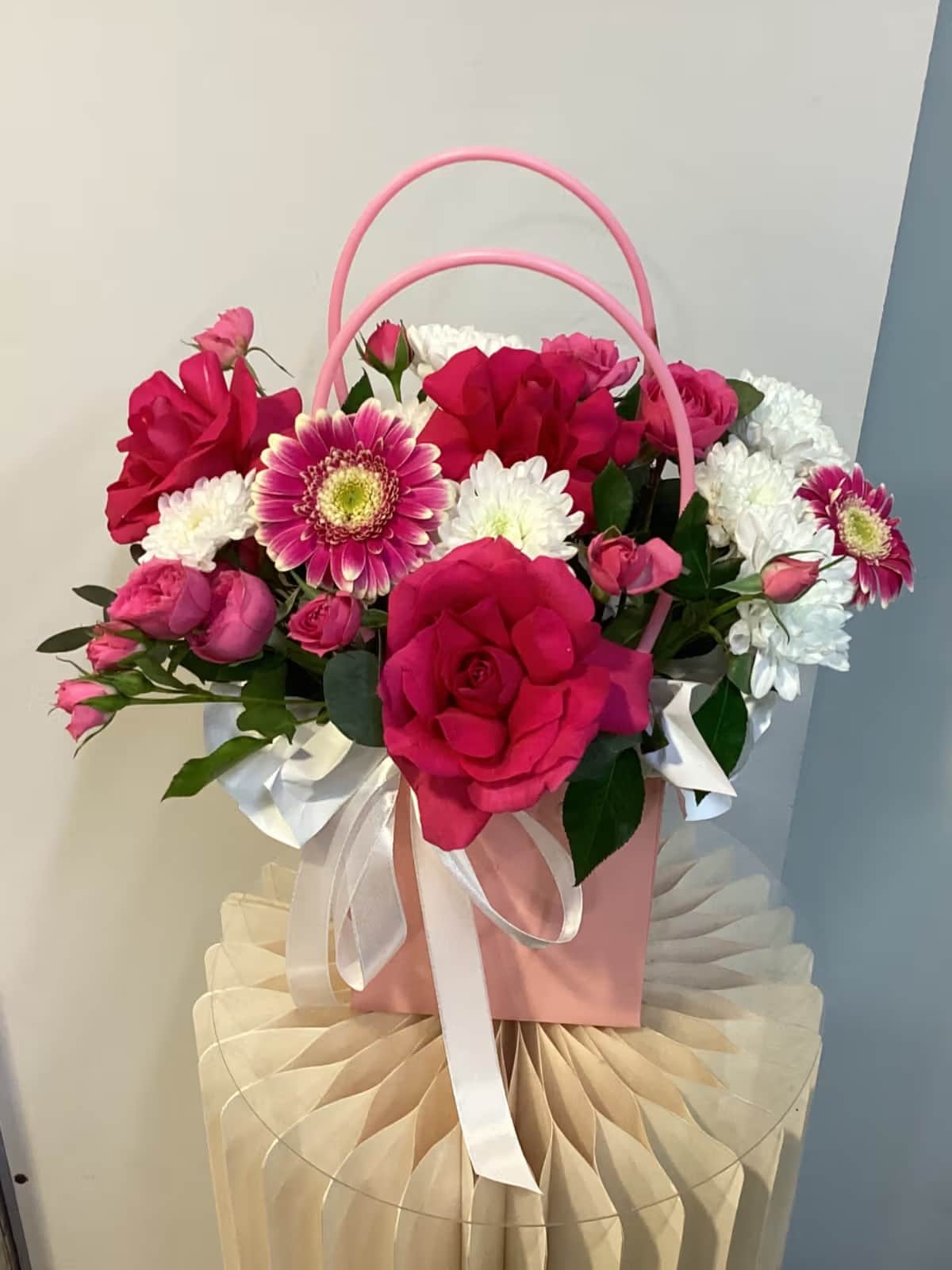 Pink Symphony — Rose bright pink, Gerbera mini