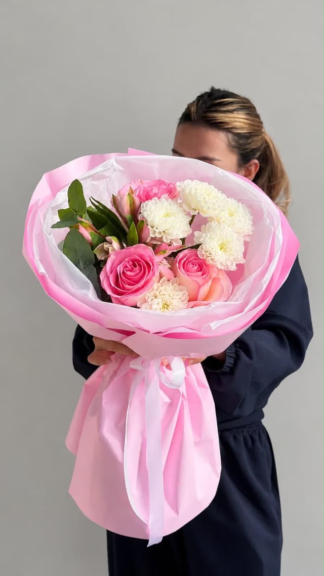 Bouquet “Nezhnoe priznanie” — Chrysanthemum spray, Rose light pink