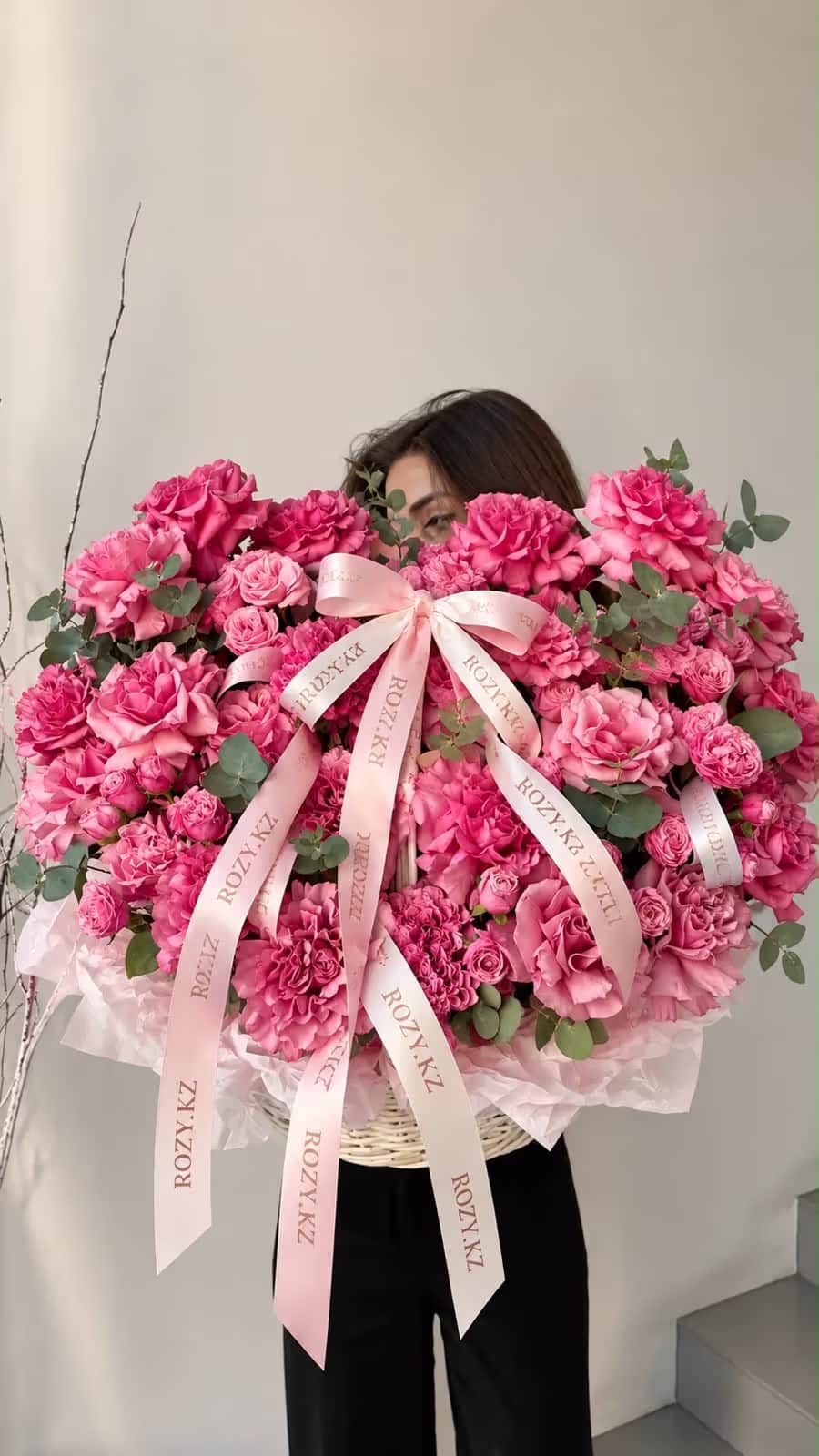 Корзина «Pink Serenity» — Роза светло-розовая, Эвкалипт цинарея XL