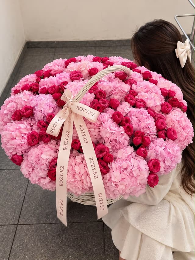 Basket "Bllom Affair" — Hydrangea, Spray rose premium