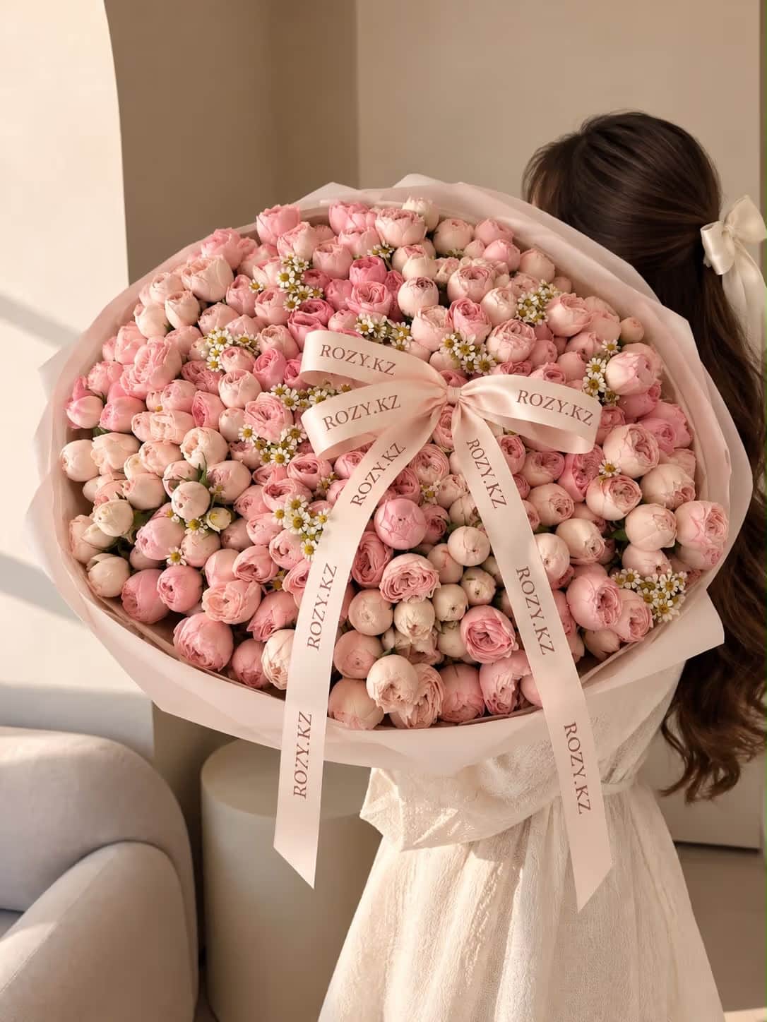 Букет «Pink Allure» — Роза кустовая премиум, Матрикария