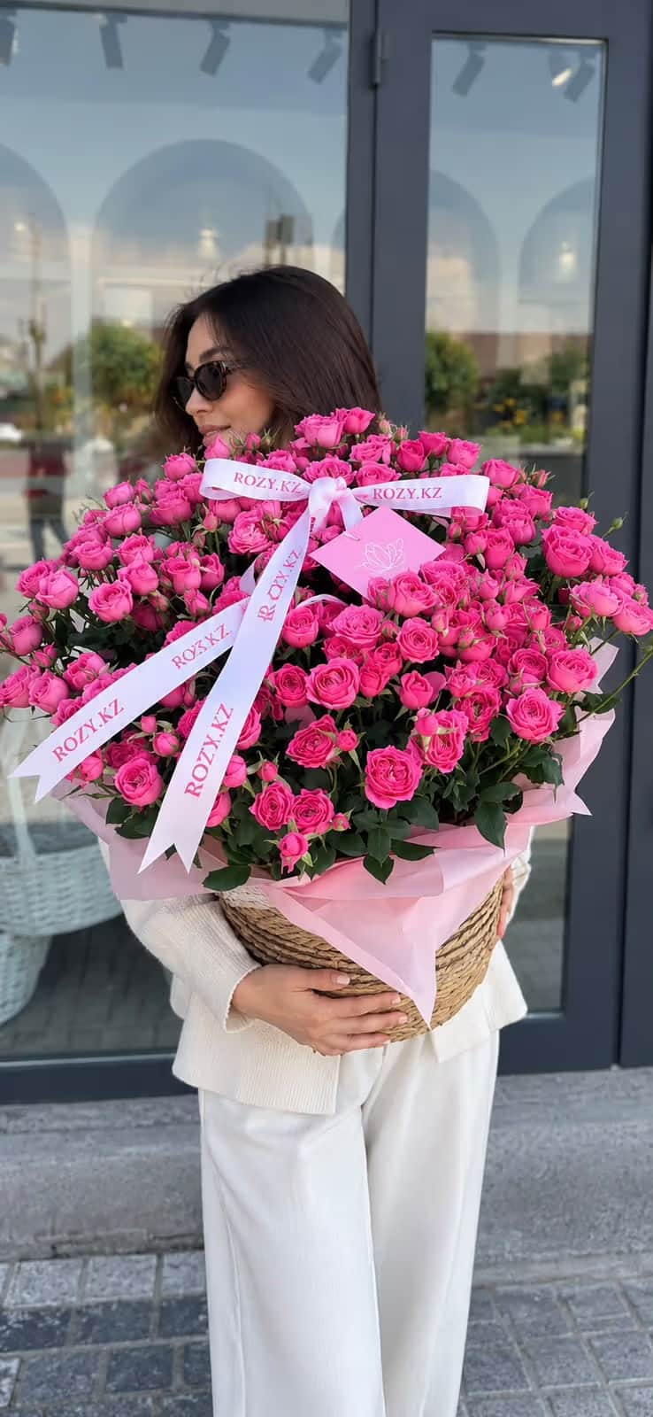Gorgeous basket Sophie — Spray rose Sophie