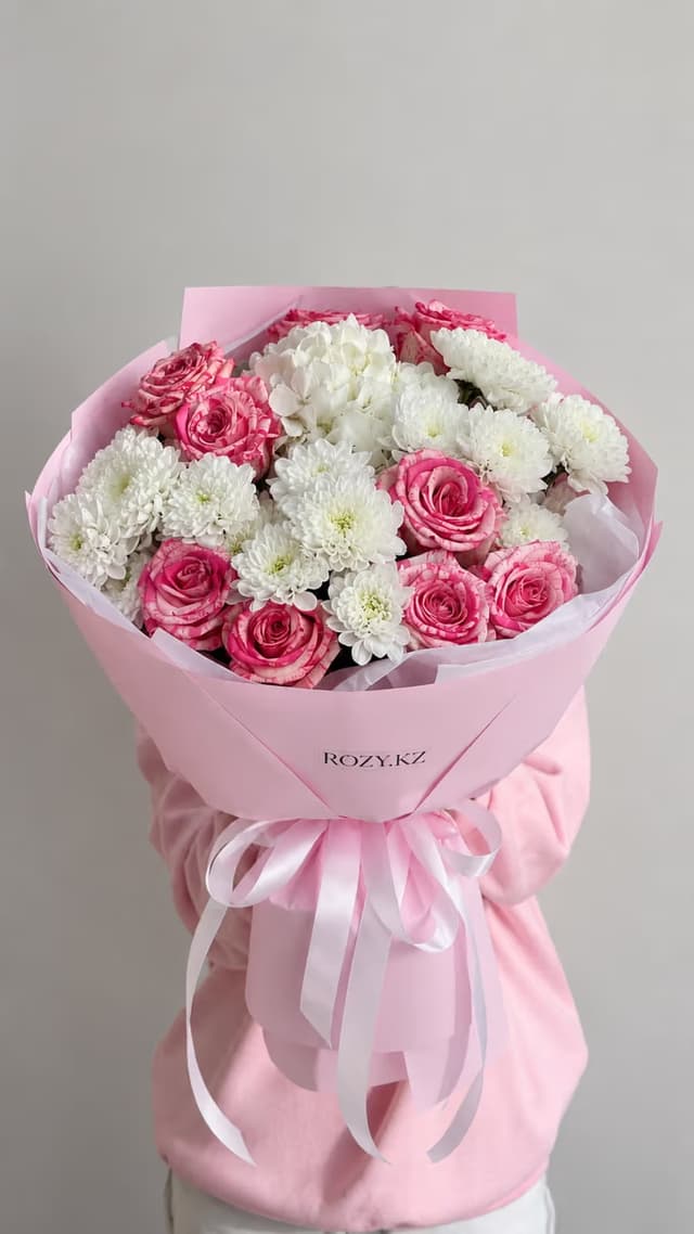 Designer bouquet Strawberry Mousse — Chrysanthemum spray, Hydrangea