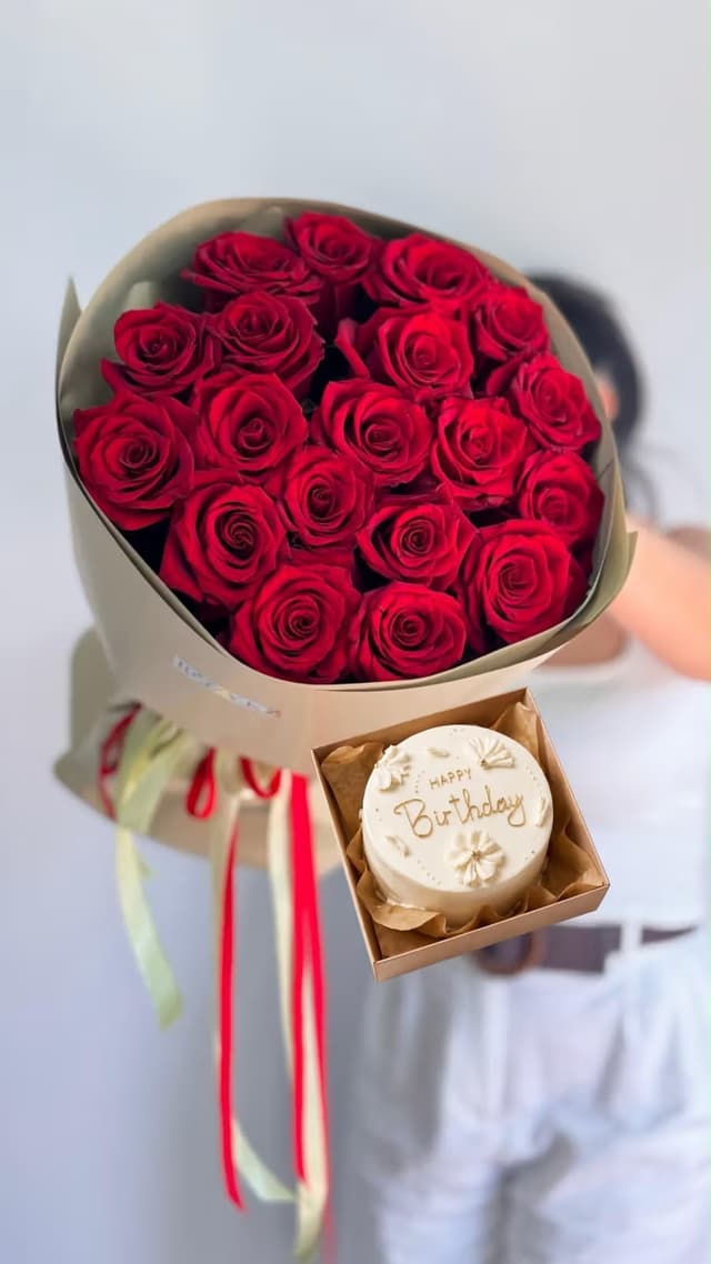 Combo bouquet of 19 red roses and bento