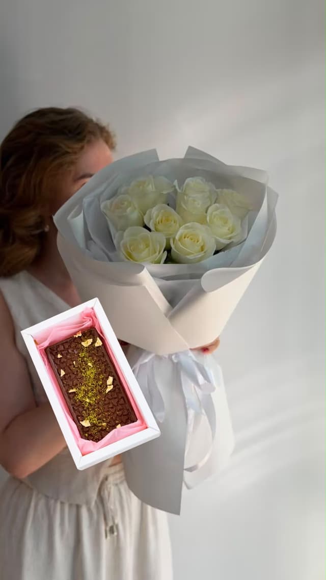 КОМБО Букет из 9 белых роз и Дубайский шоколад — Роза белая